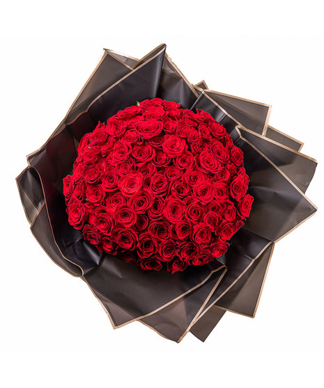 Ramo Buchón with 100 red roses, hand-tied with tissue paper.